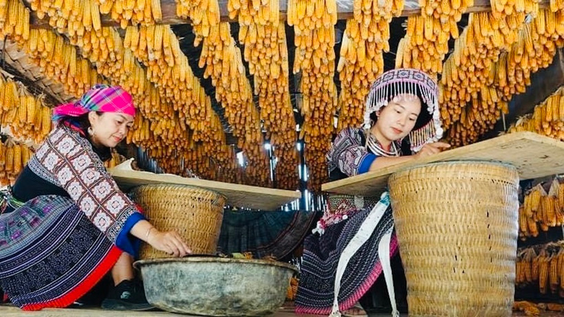 Vễ sáp ong của đồng bào H' Mông Mù Cang Chải, được du khách ưa chuộng khám phá. (Ảnh: THANH SƠN)