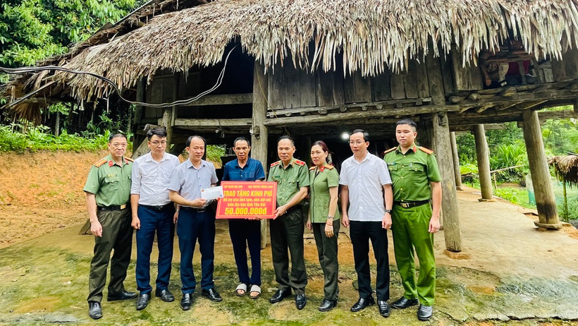 Lãnh đạo Cục Truyền thông Bộ Công an cùng nhà tài trợ trao hỗ trợ cho hộ ông Nông Văn Nam. (Ảnh: THANH SƠN)