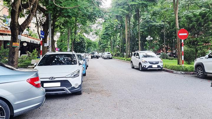 Ô-tô dừng đỗ trên phố Nguyễn Duy Trinh (Hoàng Mai, Hà Nội).