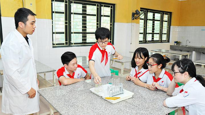 Giờ thực hành hóa học của học sinh Trường THCS Thống Nhất (Ba Đình, Hà Nội). Ảnh: BẮC SƠN