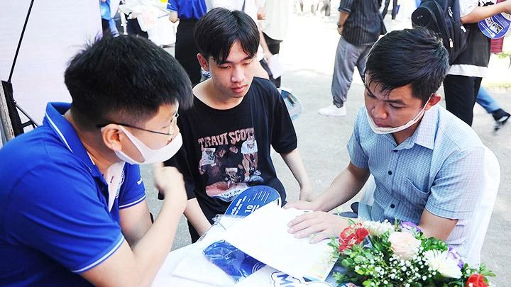 Tư vấn tuyển sinh của Trường đại học Mỏ Địa chất. Ảnh: BẮC HẢI