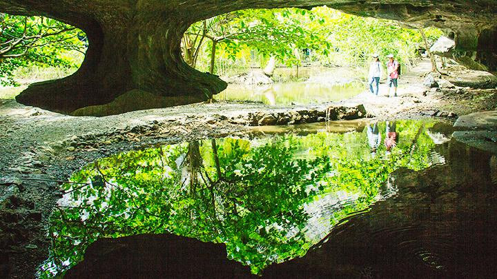 Du khách tham quan hang Mo So. Ảnh: TRƯƠNG MINH ĐIỀN