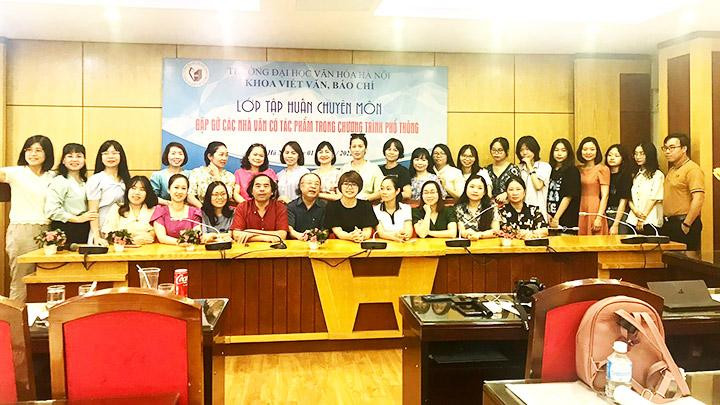 Nhiều thầy, cô giáo giao lưu với PGS, TS Đỗ Ngọc Thống và nhà văn Đỗ Bích Thúy.