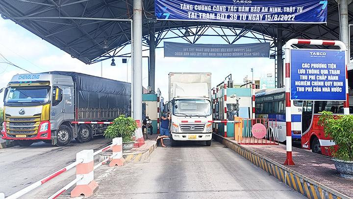 Các phương tiện không chịu di chuyển khi qua trạm thu phí đường tỉnh 458, huyện Kiến Xương, tỉnh Thái Bình.