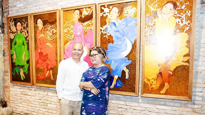 Vợ chồng họa sĩ Huy - An tại triển lãm. 