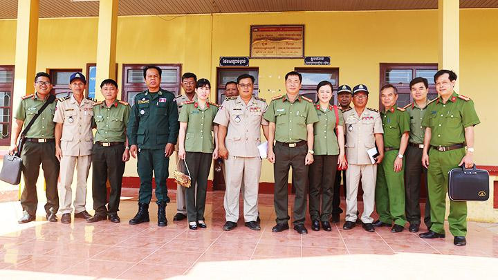 Đại tá Đỗ Trọng Hoãn (ngoài cùng, bên phải) trong một cuộc làm việc với các đồng nghiệp nước bạn.