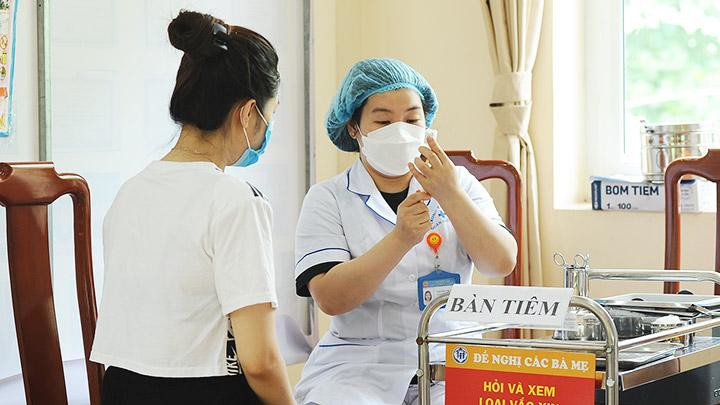 Tiêm phòng vaccine Covid-19. Ảnh: NAM ANH