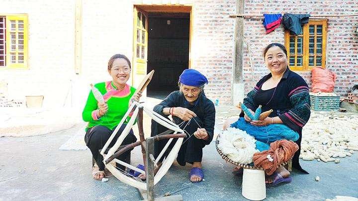 Các sản phẩm thổ cẩm của HTX Mường Hoa do chính tay chị Sùng Thị Lan (ngồi bên phải) thiết kế.