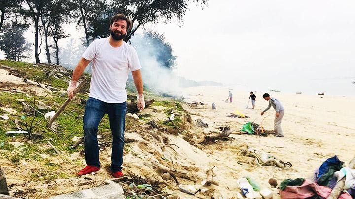 Du khách nước ngoài tham gia tour nhặt rác ở Cô Tô.