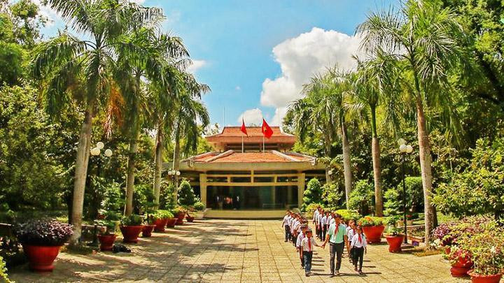 Đền thờ Chủ tịch Hồ Chí Minh trong khuôn viên khu di tích.