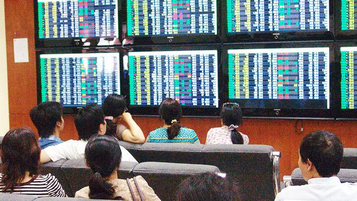 Phiên giao dịch cuối tuần qua cho thấy áp lực bán đã bắt đầu mạnh dần. Ảnh: NAM HẢI