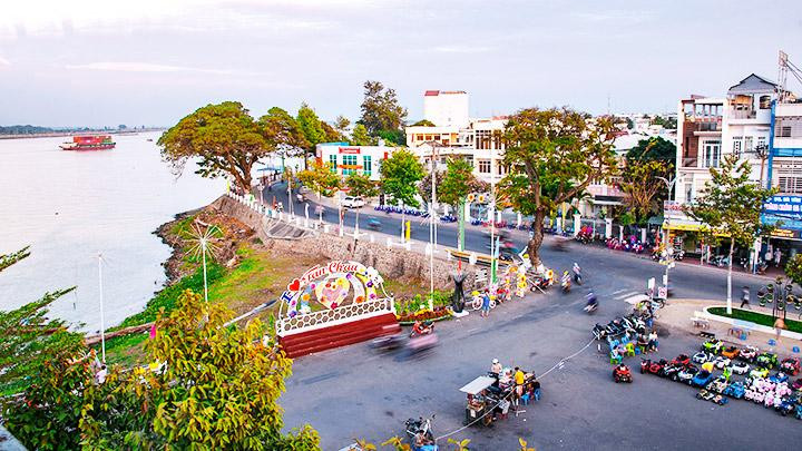 Một góc thị xã biên giới Tân Châu bên dòng sông. Ảnh: HUY NGUYỄN