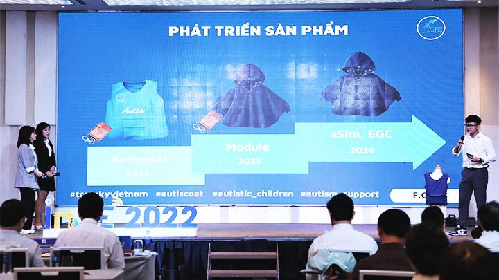 Nhóm thuyết trình về sản phẩm áo tại cuộc thi.