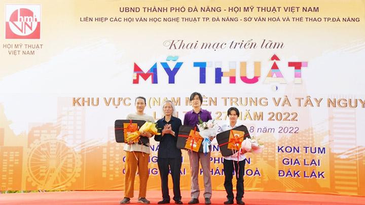 Trao giải cho các tác phẩm xuẩt sắc tại triển lãm.