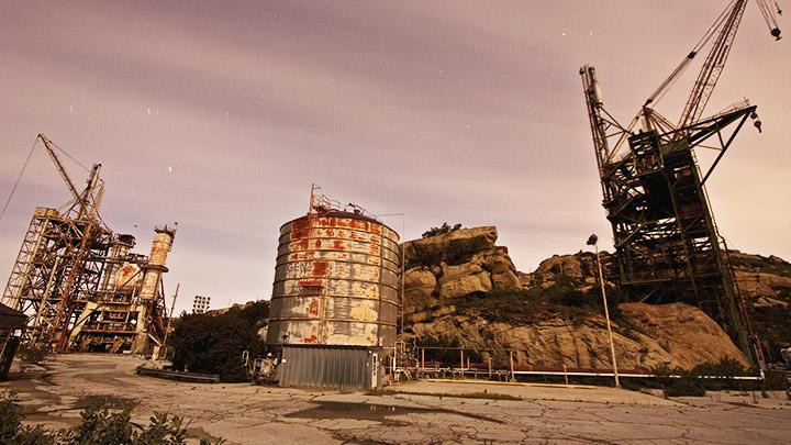 Phòng thí nghiệm Santa Susana bị bỏ hoang nhiều năm. Ảnh: FLICKR