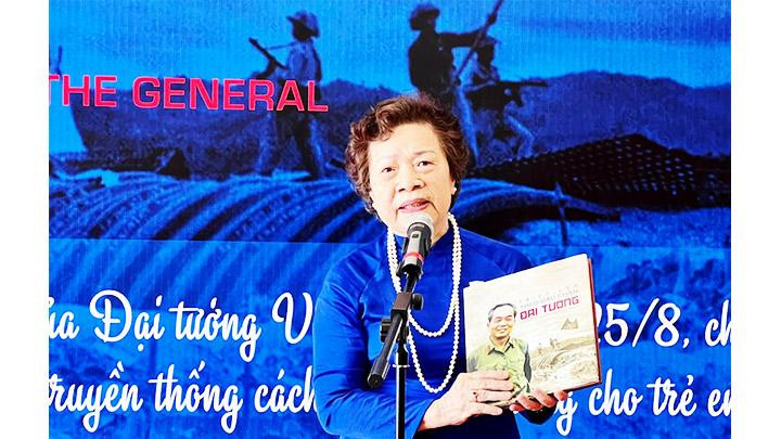 Nhà thơ Mỹ Dung giới thiệu cuốn sách tại triển lãm. 
