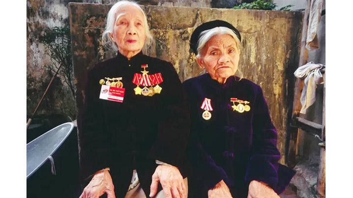 Bà mẹ Việt Nam Anh hùng dưới ống kính của Tim Page.