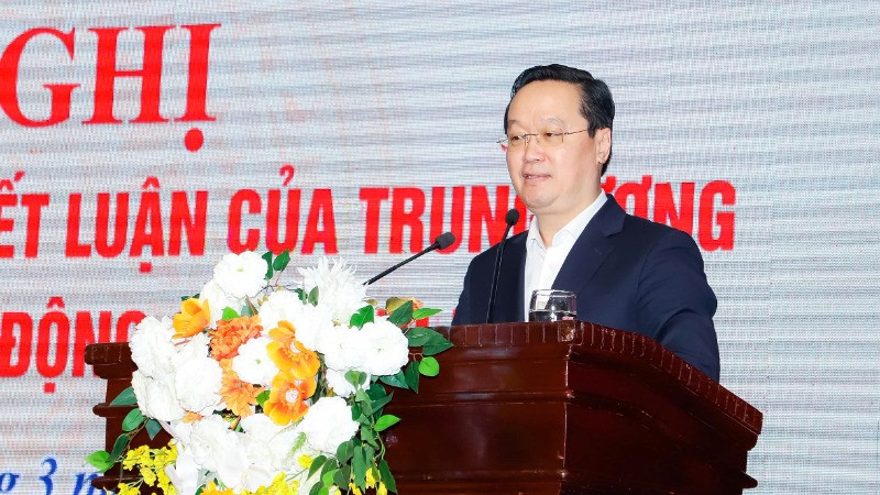 Bí thư Tỉnh ủy Nghệ An Nguyễn Đức Trung đề nghị các cấp ủy, tổ chức đảng có kế hoạch triển khai, tăng cường tuyên truyền, làm tốt công tác tư tưởng, vận động cán bộ, đảng viên để trên dưới chung sức, đồng lòng thực hiện các nội dung trong các nghị quyết, kết luận của Trung ương và chương trình hành động của tỉnh, vì sự phát triển của đất nước, của tỉnh.