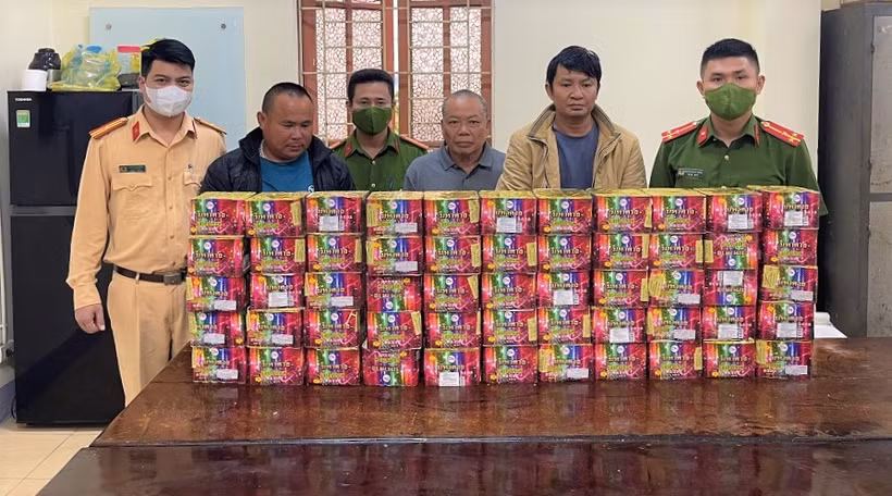 Các đối tượng: Võ Đình Mỹ, Ngô Sỹ Nhân, Trần Văn Huyện cùng tang vật tại cơ quan Công an. (Ảnh: Công an Nghệ An cung cấp)