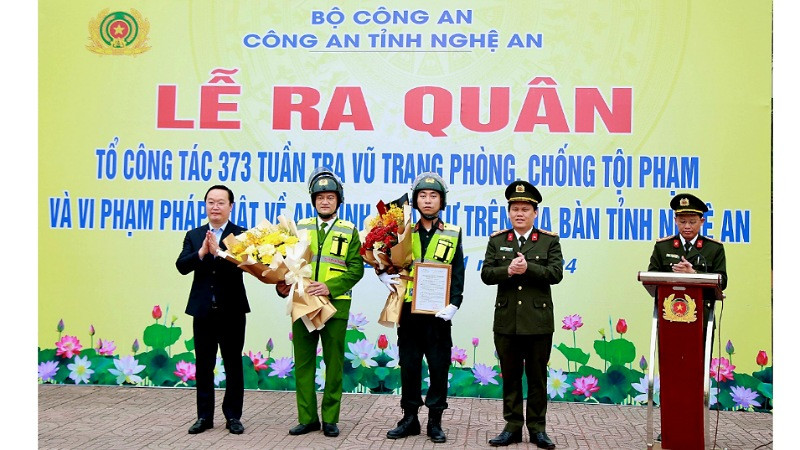 Chủ tịch Ủy ban nhân dân tỉnh Nghệ An Nguyễn Đức Trung và Giám đốc Công an tỉnh Nghệ An Đại tá Bùi Quang Thanh trao Quyết định, tặng hoa chúc mừng Tổ công tác 373 Công an tỉnh.