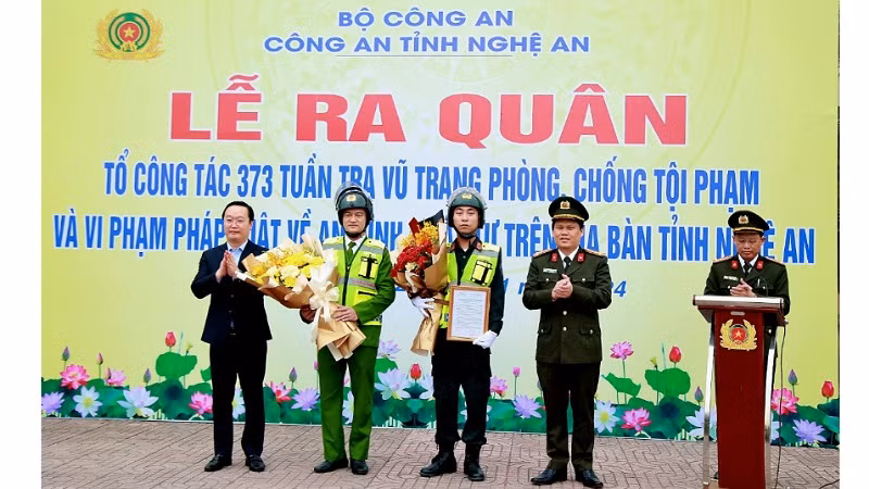 Chủ tịch Ủy ban nhân dân tỉnh Nghệ An Nguyễn Đức Trung và Giám đốc Công an tỉnh Nghệ An Đại tá Bùi Quang Thanh trao Quyết định, tặng hoa chúc mừng Tổ công tác 373 Công an tỉnh.