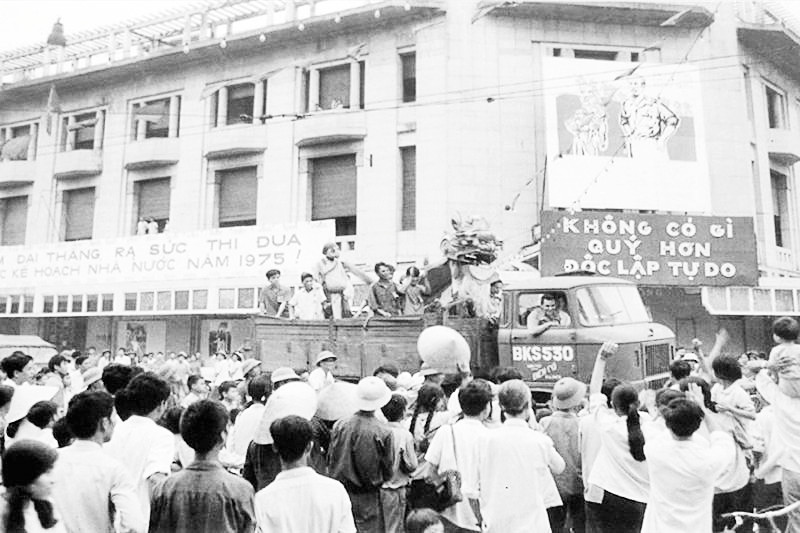 Sau khi nghe tin Sài Gòn giải phóng, hàng chục vạn người dân Thủ đô Hà Nội đã đổ ra đường mừng ngày thống nhất đất nước. Ảnh tư liệu