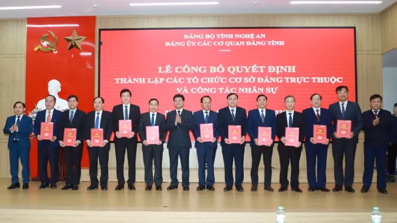 Các đồng chí Thường trực Đảng ủy Các cơ quan Đảng tỉnh Nghệ An trao quyết định thành lập các tổ chức cơ sở đảng trực thuộc và công tác nhân sự.