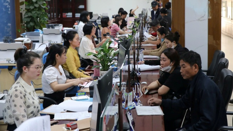 Người dân đến giải quyết thủ tục hành chính tại Bộ phận tiếp nhận và trả kết quả thành phố Vinh.