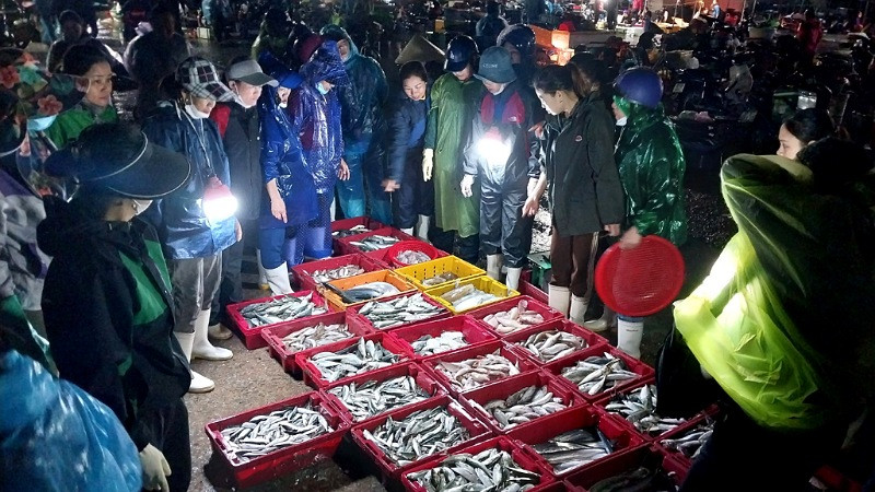 Rất đông tiểu thương đứng chờ để thu mua hải sản ngay khi vừa được đưa từ dưới thuyền lên.