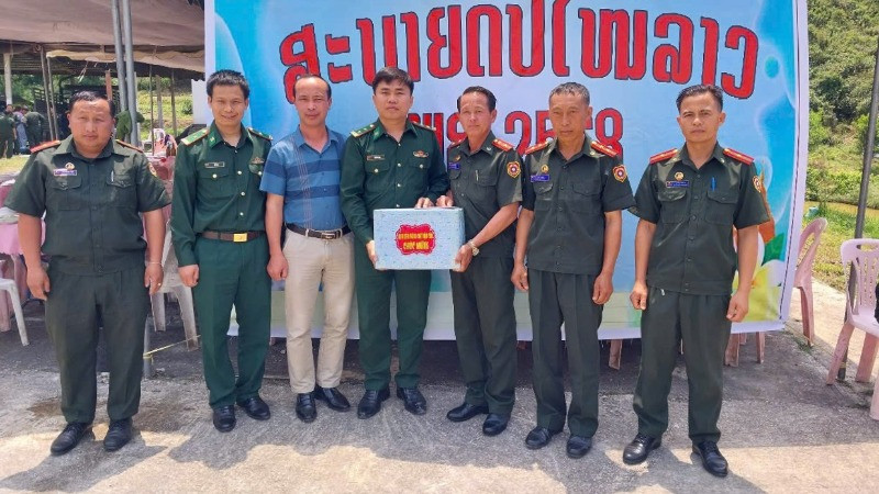 Đồn Biên phòng Cửa khẩu Quốc tế Nậm Cắn (Bộ đội Biên phòng tỉnh Nghệ An) chúc Tết Bunpimay Đại đội Biên phòng 221, Bộ Chỉ huy Quân sự tỉnh Xiêng Khoảng.