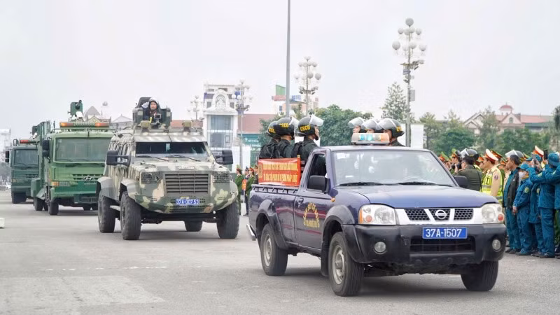 Công an tỉnh Nghệ An tổ chức diễu hành biểu dương lực lượng.