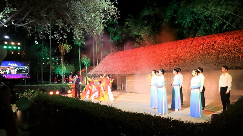 Chương trình nghệ thuật được dàn dựng công phu, có chiều sâu, giúp chúng ta hiểu rõ hơn những ảnh hưởng đã tác động sâu sắc đến nhân cách, chí hướng và hoài bão to lớn trong chàng thanh niên Nguyễn Tất Thành - Nguyễn Ái Quốc sau này.