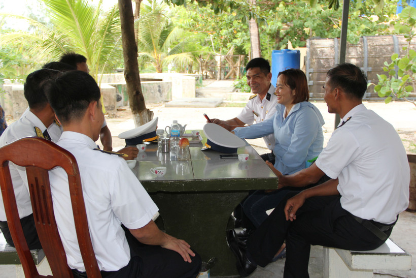 Anh Thành (người thứ ba, từ phải sang) cùng vợ mình và đồng đội trên đảo Sinh Tồn.