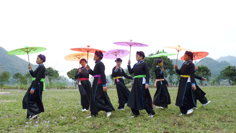 Đội văn nghệ thôn Trung Đô, xã Bảo Nhai biểu diễn múa ô. 