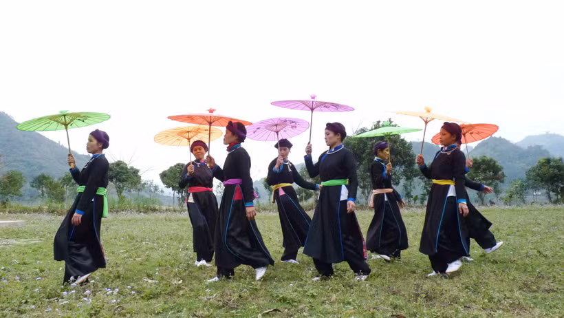 Đội văn nghệ thôn Trung Đô, xã Bảo Nhai biểu diễn múa ô. 