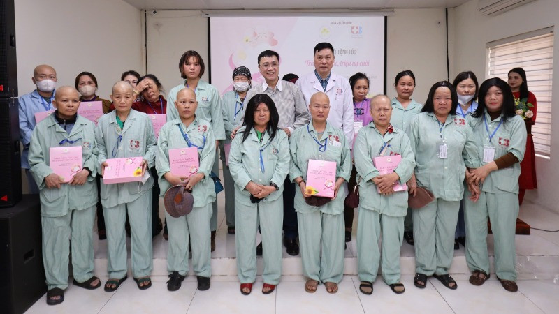 Thạc sĩ, bác sĩ Nguyễn Bá Tĩnh, Phó Giám đốc Quỹ Hỗ trợ bệnh nhân ung thư – Ngày mai tươi sáng (Bộ Y tế) trao tặng tóc cho các bệnh nhân.