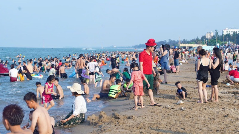 Có khoảng 322.000 lượt khách đến biển Cửa Lò trong 5 ngày nghỉ Lễ 30/4 và 1/5 vừa qua.