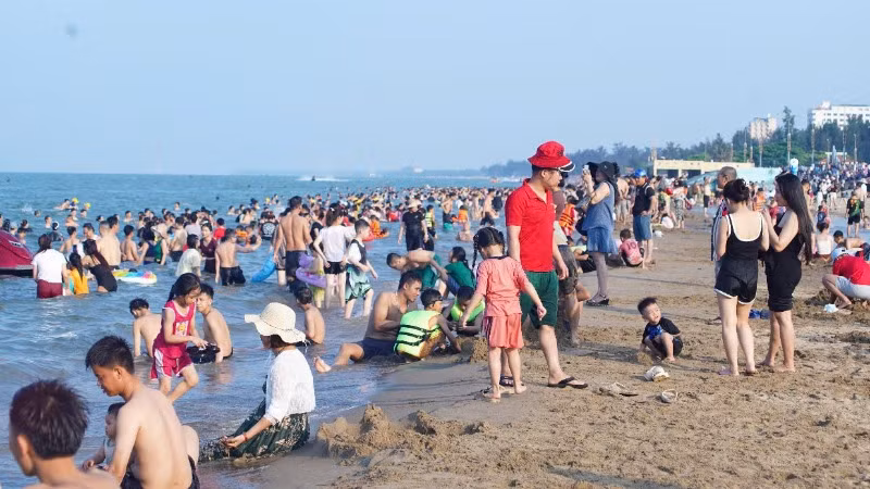 Có khoảng 322.000 lượt khách đến biển Cửa Lò trong 5 ngày nghỉ Lễ 30/4 và 1/5 vừa qua.