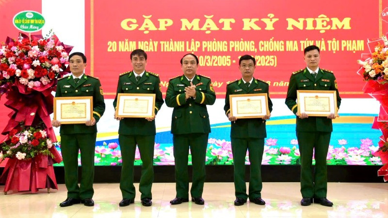 Đại tá Nguyễn Công Lực, Chỉ huy trưởng Bộ đội Biên phòng tỉnh Nghệ An trao thưởng cho các tập thể và cá nhân có thành tích xuất sắc.