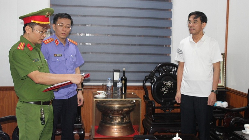 Cơ quan chức năng đọc lệnh bắt bị can để tạm giam đối với ông Doãn Tiến Dũng, Chủ tịch Ủy ban nhân dân thị xã Cửa Lò. (Ảnh: Công an Nghệ An cung cấp)