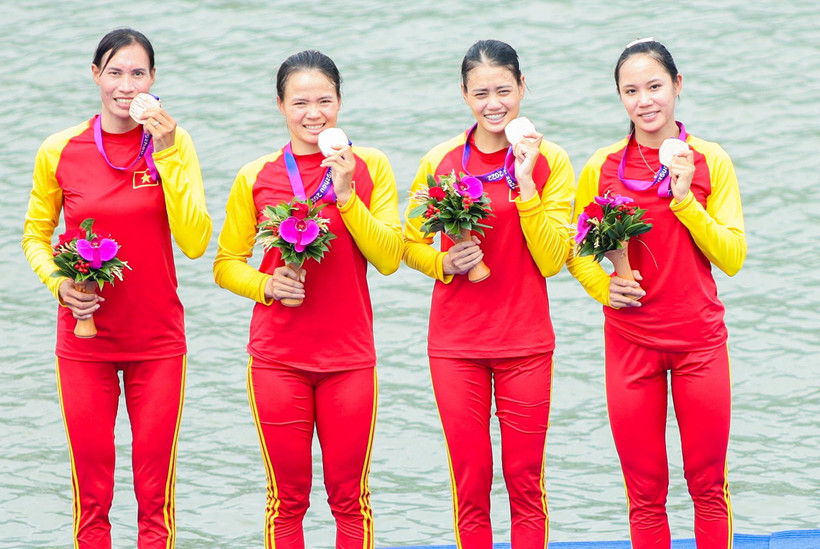 Phạm Thị Thảo (ngoài cùng, bên trái).