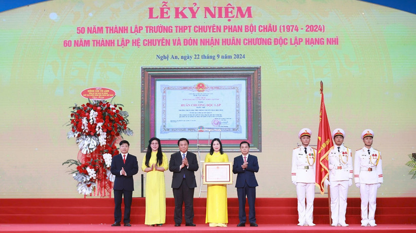 Đồng chí Nguyễn Xuân Thắng - Ủy viên Bộ Chính trị, Giám đốc Học viện Chính trị Quốc gia Hồ Chí Minh, Chủ tịch Hội đồng Lý luận Trung ương trao Huân chương Độc lập hạng Nhì của Chủ tịch nước tặng Trường THPT chuyên Phan Bội Châu.