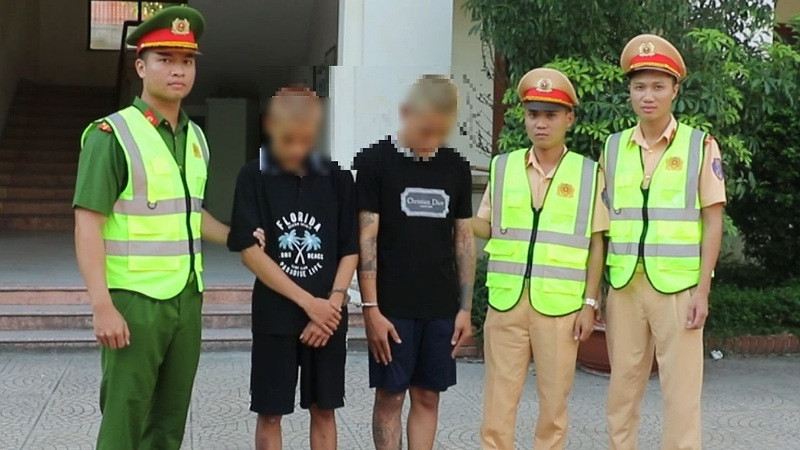 Hai đối tượng N.T.K và N.V.H.A bị bắt giữ. (Ảnh Công an Nghệ An cung cấp)