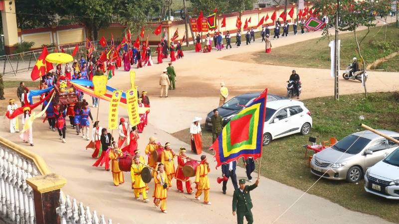 Đông đảo người dân và du khách thập phương tham gia nghi lễ rước kiệu.