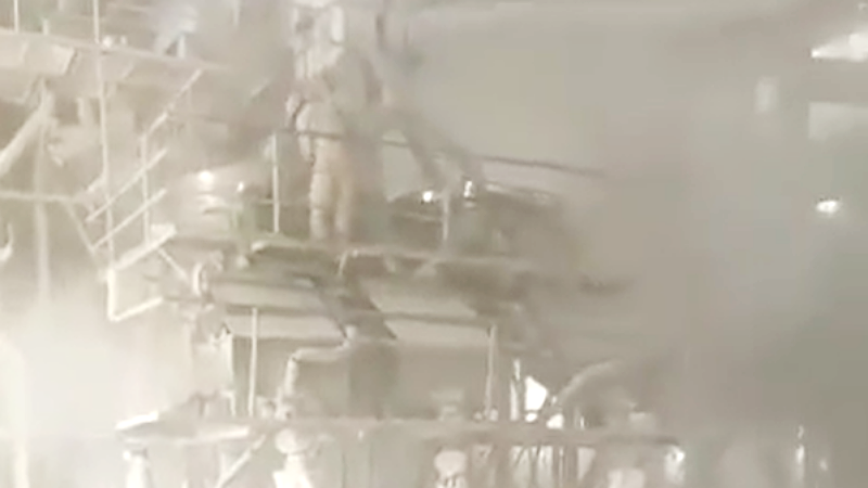 Môi trường độc hại bên trong xưởng sản xuất của Công ty trách nhiệm hữu hạn Châu Tiến. (Ảnh cắt từ video clip)