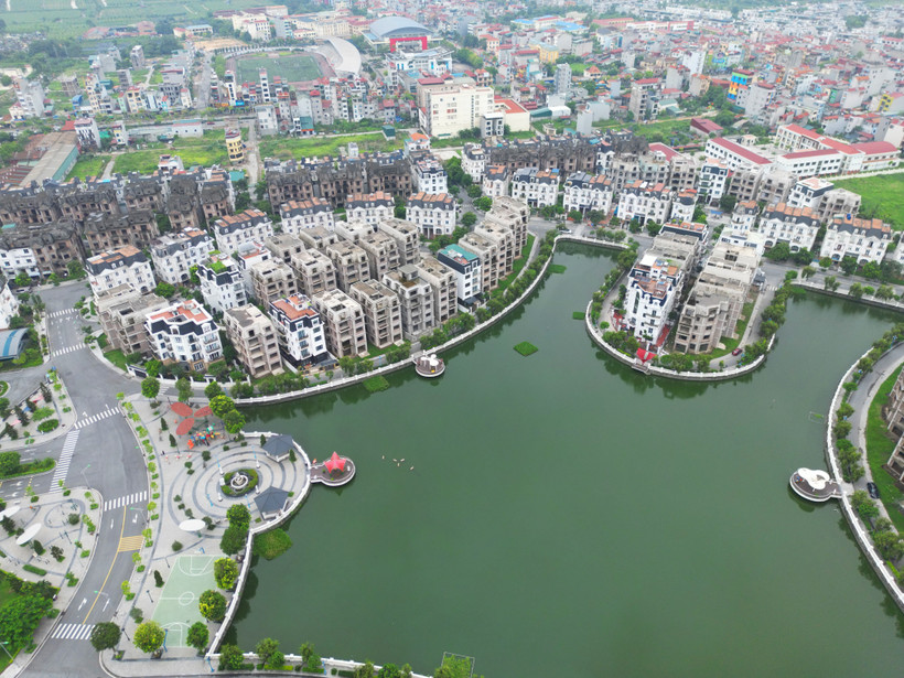 Một góc khu đô thị Lideco (huyện Hoài Đức, TP Hà Nội) - nơi hiện có hàng trăm căn biệt thự, nhà liền kề vẫn chưa có người ở. Ảnh: MỸ HÀ