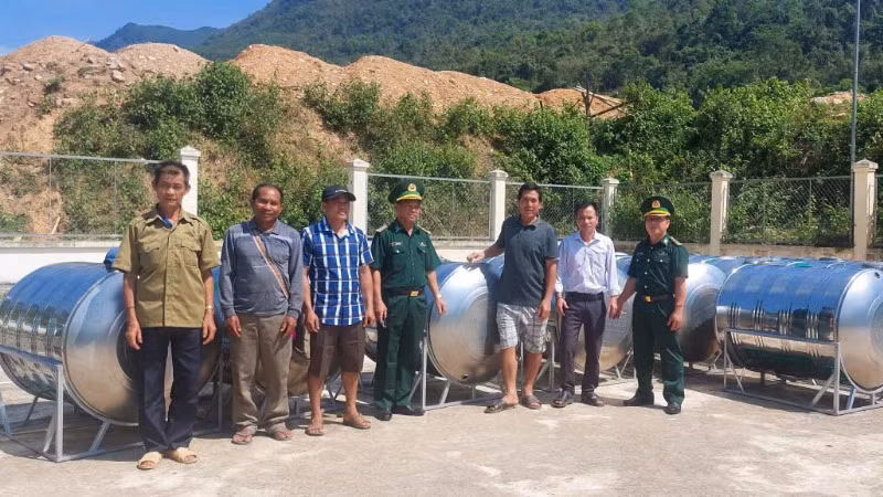 Bồn chứa nước được trao tận tay cho các hộ dân.