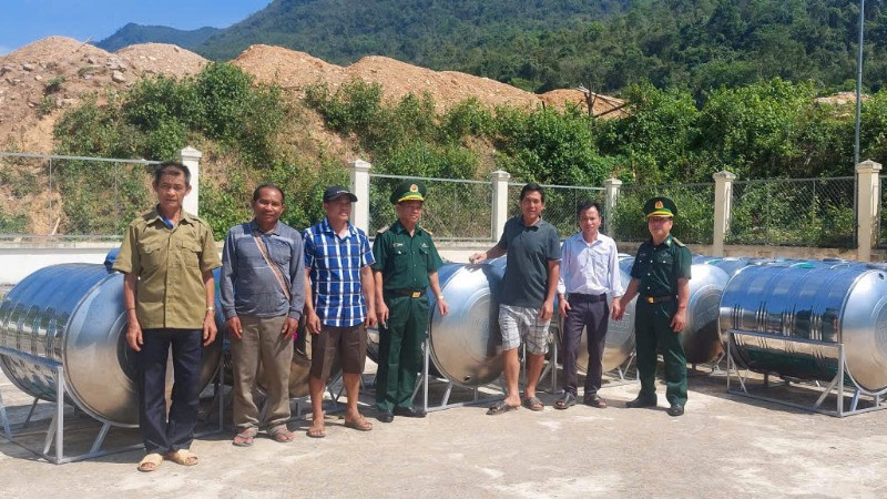 Bồn chứa nước được trao tận tay cho các hộ dân.