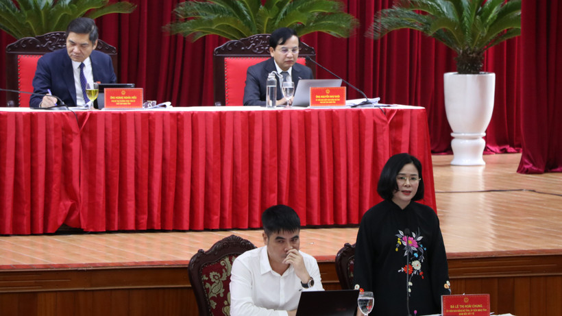 Bà Lê Thị Hoài Chung, Giám đốc Sở Y tế tỉnh Nghệ An trả lời chất vấn các đại biểu.