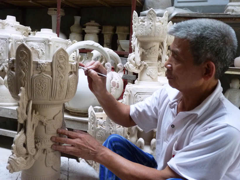 Nghệ nhân Vũ Xuân Năm tích cực giữ bảo bối sản phẩm gốm làng Cậy, tỉnh Hải Dương.